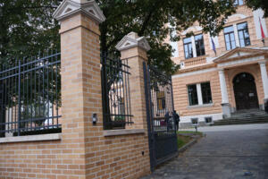 Megújult a zalaegerszegi Zrínyi-gimnázium épülete, kerítése és parkja Megújult a zalaegerszegi Zrínyi-gimnázium épülete, kerítése és parkja