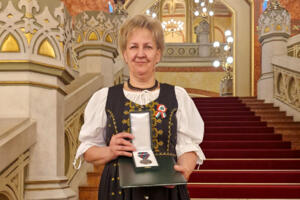Magyar Ezüst Érdemkereszttel jutalmazták Kulcsárné Csejtei Marianna népdalkörvezetőt Magyar Ezüst Érdemkereszttel jutalmazták Kulcsárné Csejtei Marianna népdalkörvezetőt