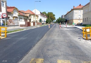 Augusztus elejétől a Kosztolányi utca másik oldalát is aszfaltozzák Augusztus elejétől a Kosztolányi utca másik oldalát is aszfaltozzák