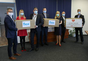 10 ezer maszkot adományozott a Flex a városnak 10 ezer maszkot adományozott a Flex a városnak