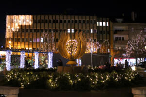 Adventi koszorú a szökőkút körül Adventi koszorú a szökőkút körül