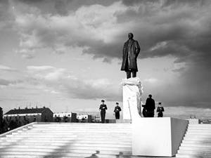 A Lenin-szobortól a címerházig A Lenin-szobortól a címerházig