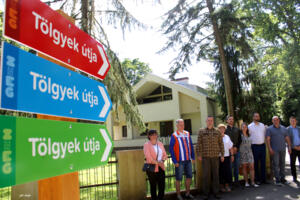 Tölgyek útja az erdő körül Tölgyek útja az erdő körül