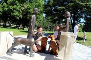 Pajtások a Vizslapark bejáratánál Pajtások a Vizslapark bejáratánál