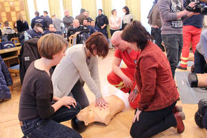 Hívd, nyomd, Stayin’ Alive Hívd, nyomd, Stayin’ Alive