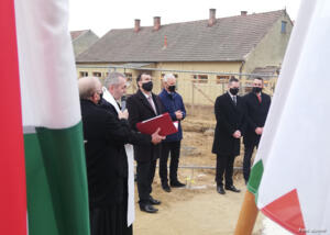 Búcsúzik a régitől, újba költözik Búcsúzik a régitől, újba költözik
