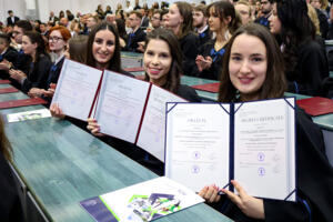 Gazdászok, mérnökök és gazdaságinformatikusok vehették át diplomájukat Zalaegerszegen Gazdászok, mérnökök és gazdaságinformatikusok vehették át diplomájukat Zalaegerszegen